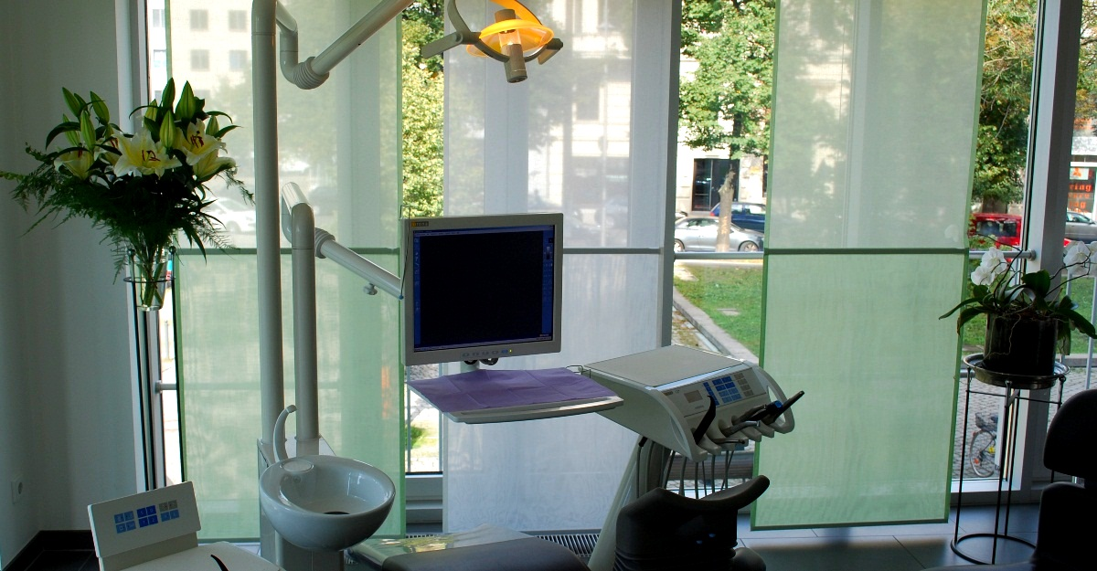 Behandlungszimmer mit Blick ins Grüne
